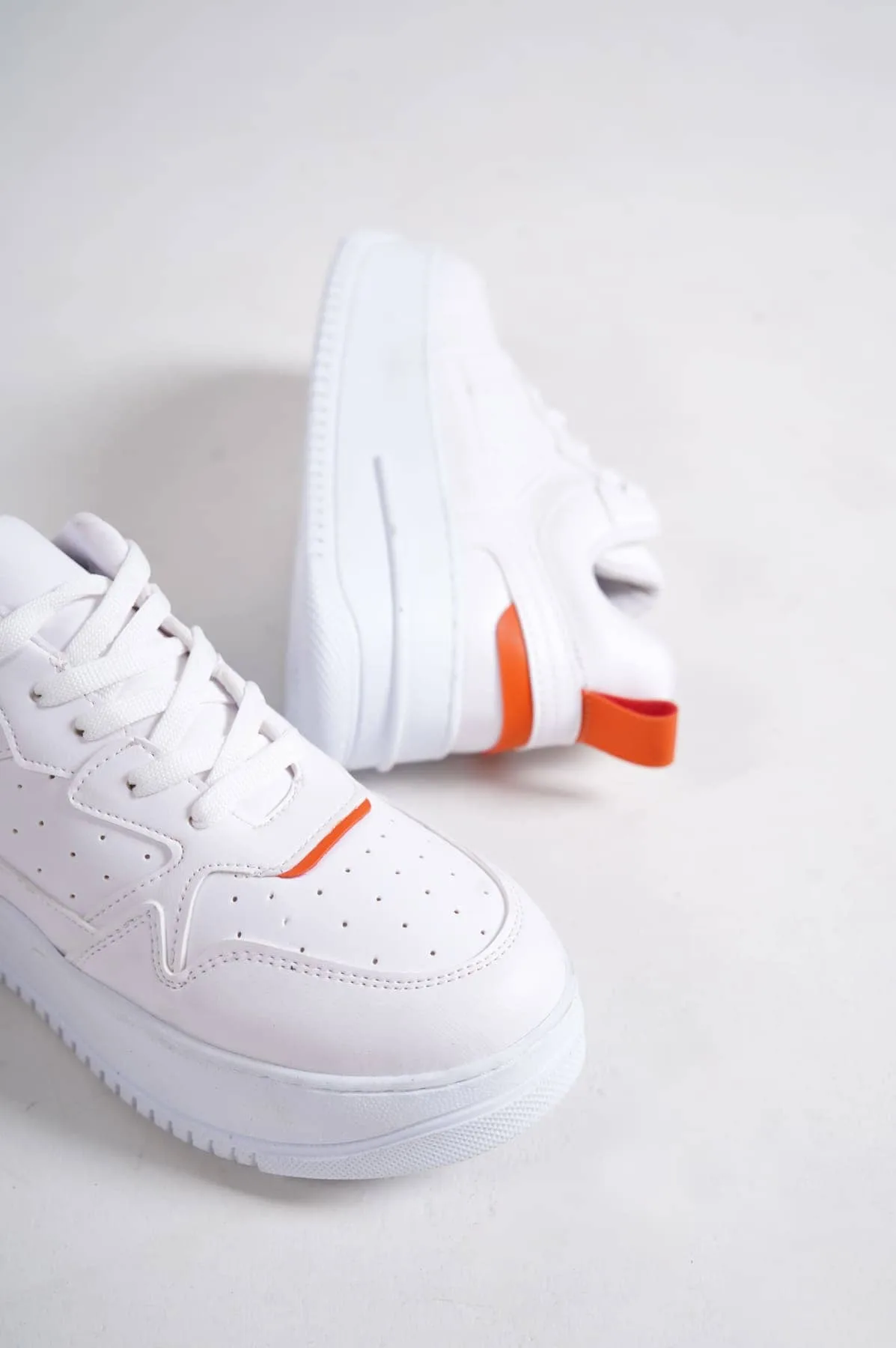 ALESSİ Bağcıklı Ortopedik Taban Kadın Sneaker - Beyaz/Turuncu