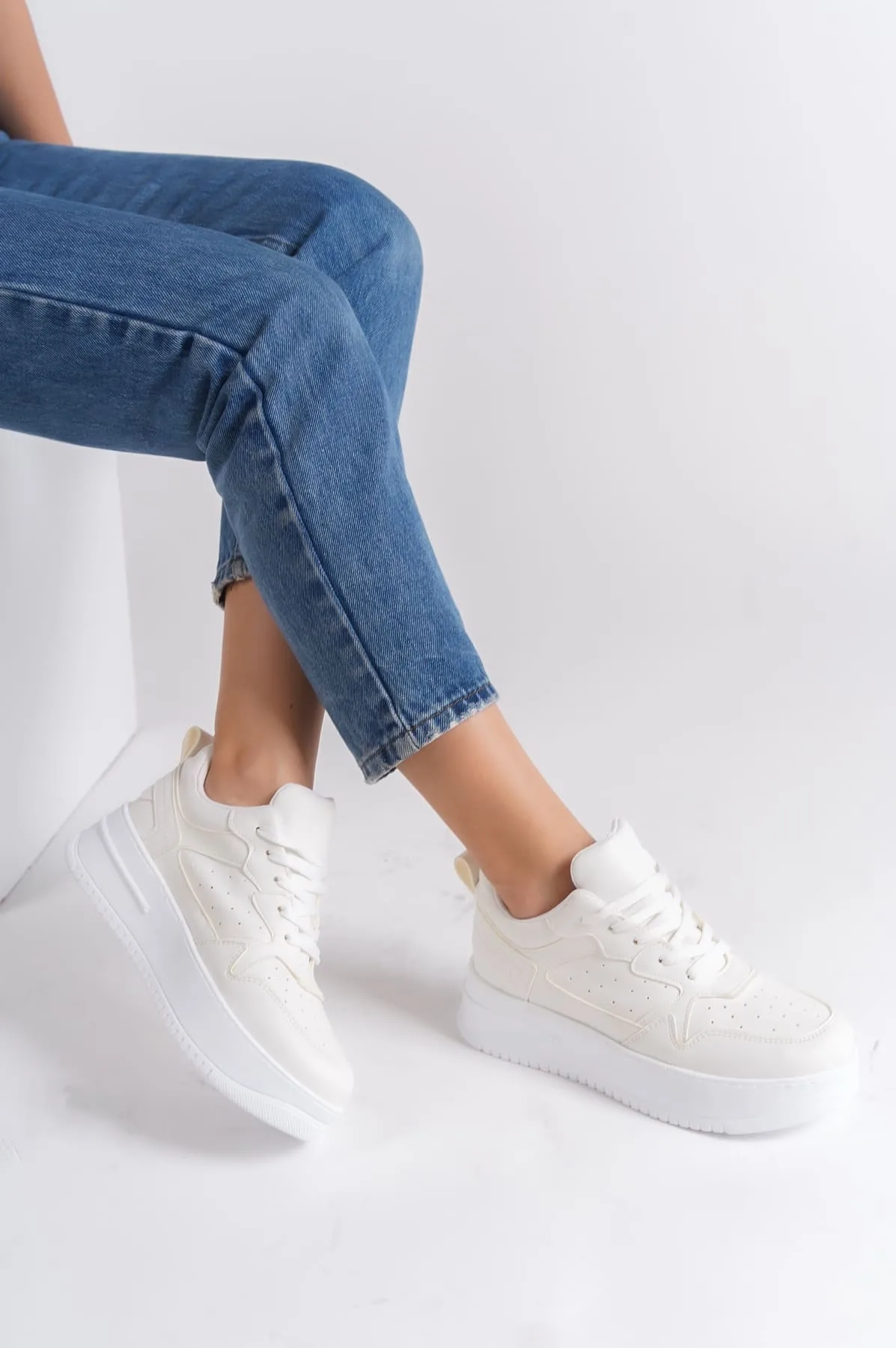 ALESSİ Bağcıklı Ortopedik Taban Kırık Beyaz Kadın Sneaker