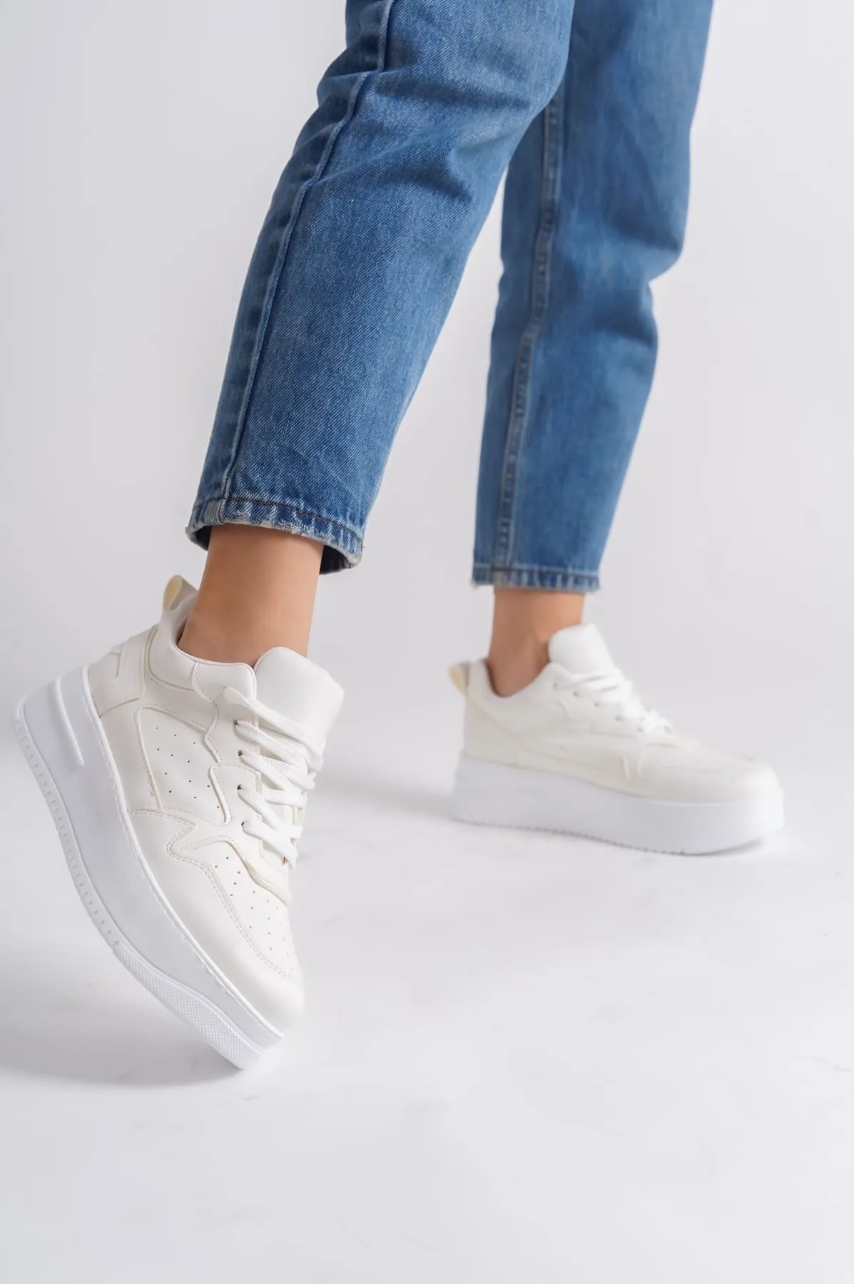ALESSİ Bağcıklı Ortopedik Taban Kırık Beyaz Kadın Sneaker